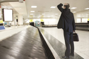 una persona con una maleta de viaje junto a una estación