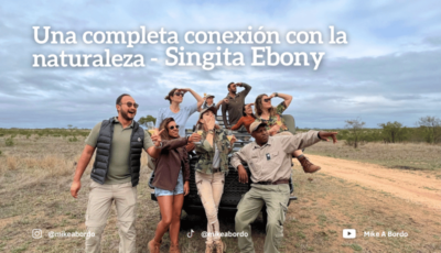 un par de personas de pie