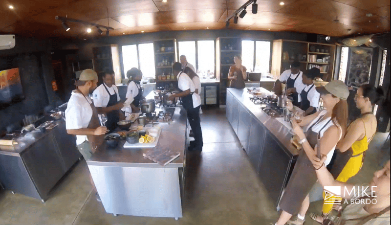 un grupo de personas en una cocina industrial