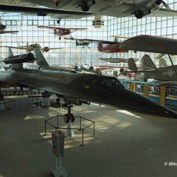 avión parado en una estación con Museum of Flight de fondo